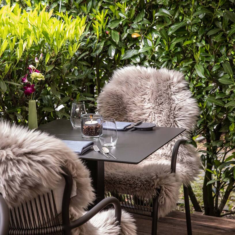 Tisch mit Stühlen auf der Aussenterasse Tisch mit Stühlen auf der Aussenterasse