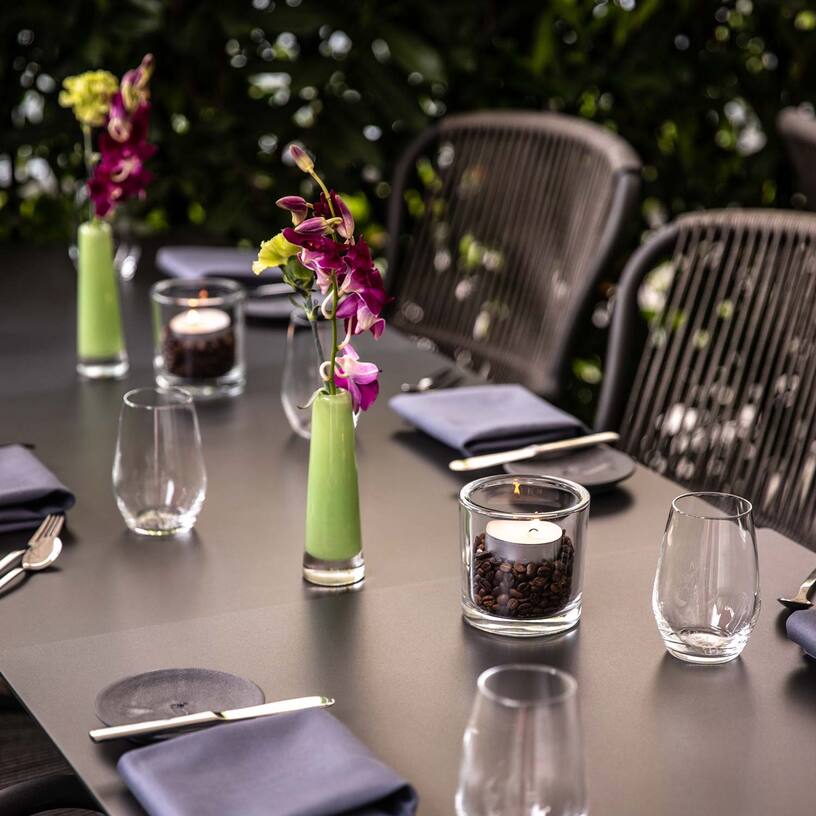 Gedeckter Tisch im Aussenbereich Gedeckter Tisch im Aussenbereich