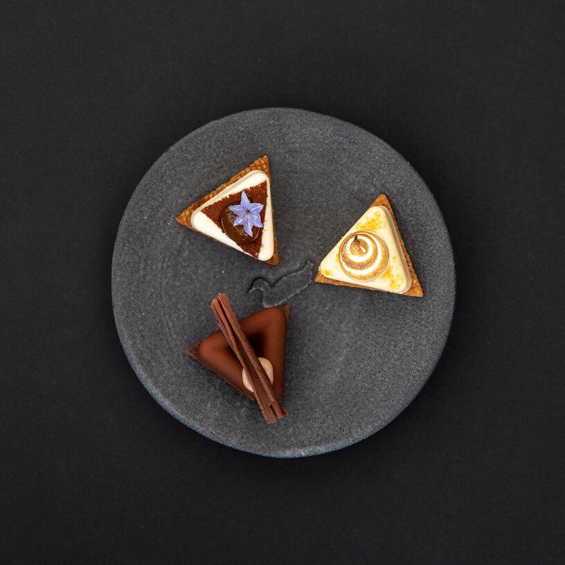 Gericht angerichtet auf schwarzem Teller Gericht angerichtet auf schwarzem Teller