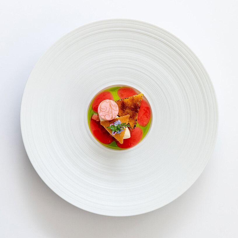 Gericht angerichtet auf weißem Teller Gericht angerichtet auf weißem Teller