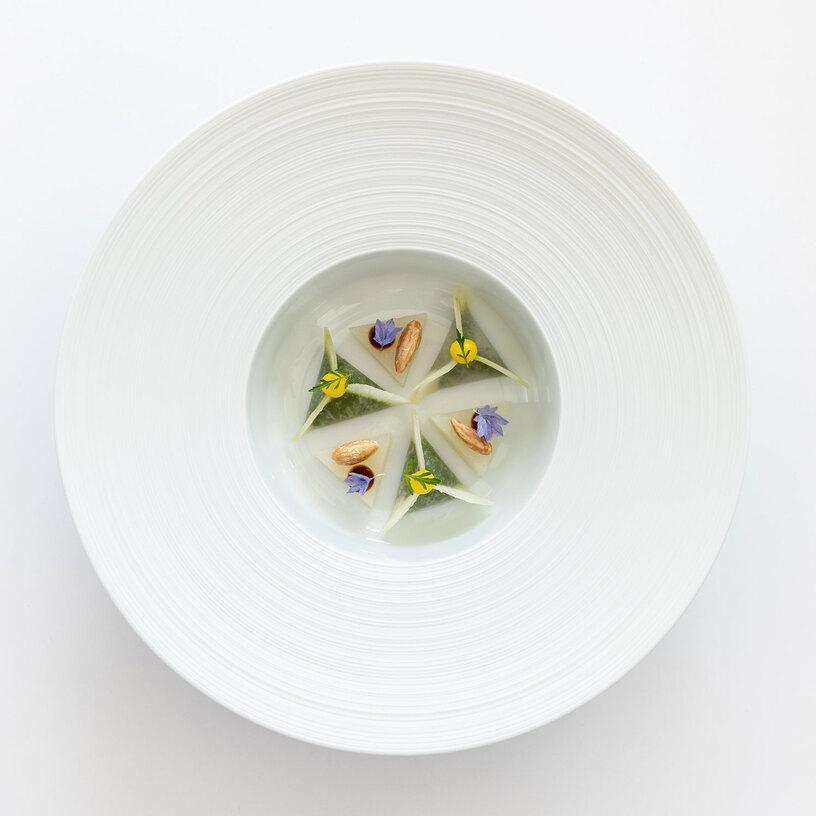 Gericht angerichtet auf weißem Teller Gericht angerichtet auf weißem Teller