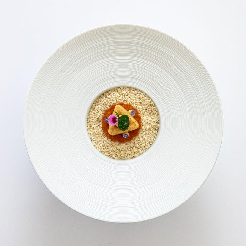 Gericht angerichtet auf weißem Teller Gericht angerichtet auf weißem Teller