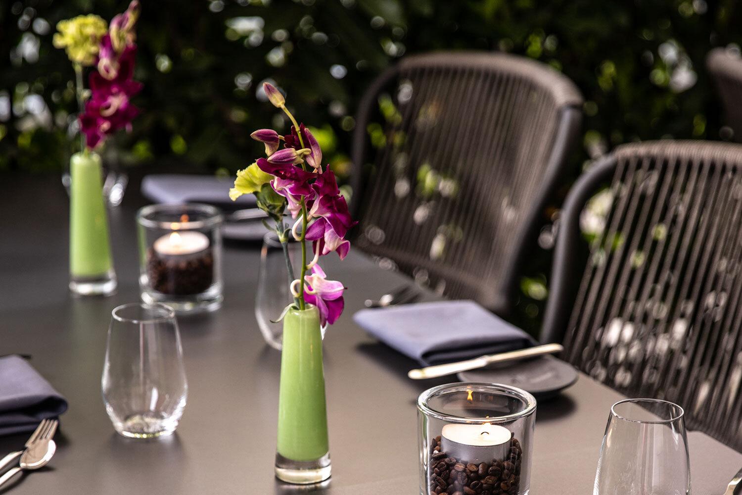 Eingedeckter Tisch auf der Aussenterasse Eingedeckter Tisch auf der Aussenterasse